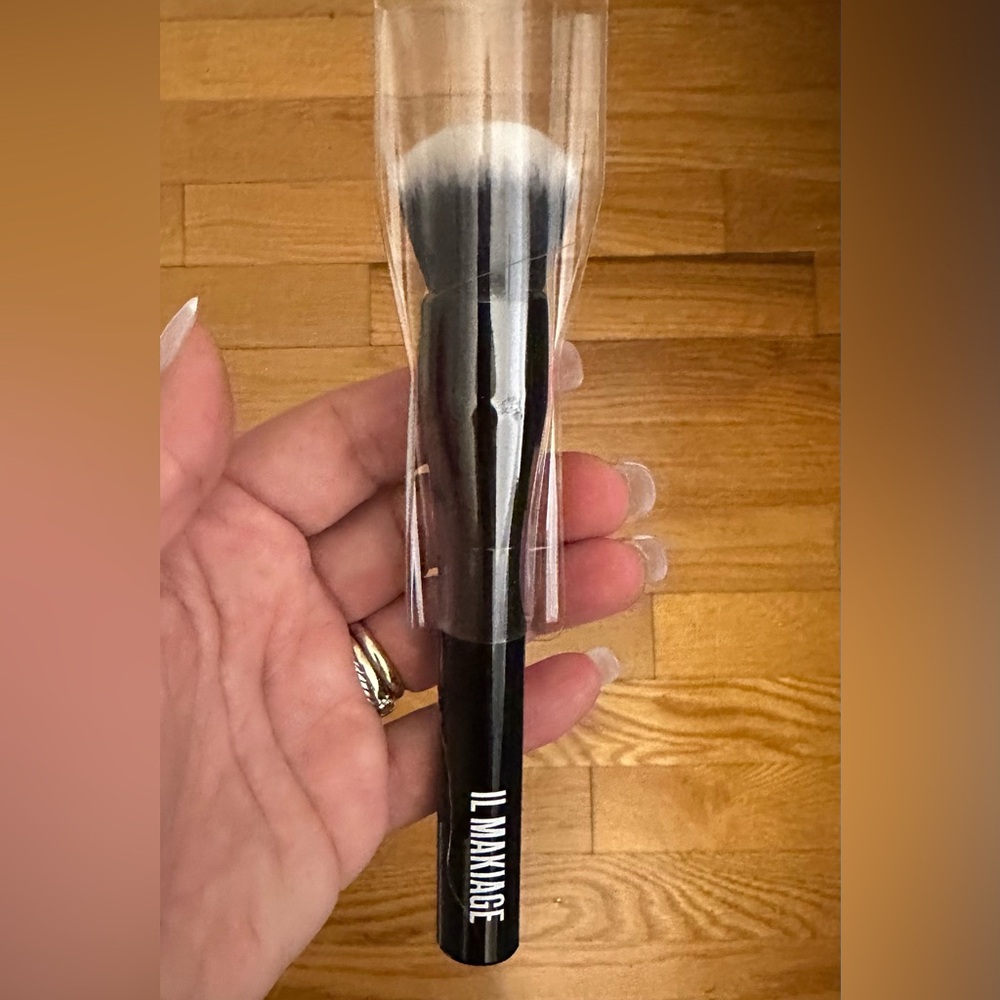 New IL MAKIAGE Black Foundation Blending Brush - Picture 2 of 5